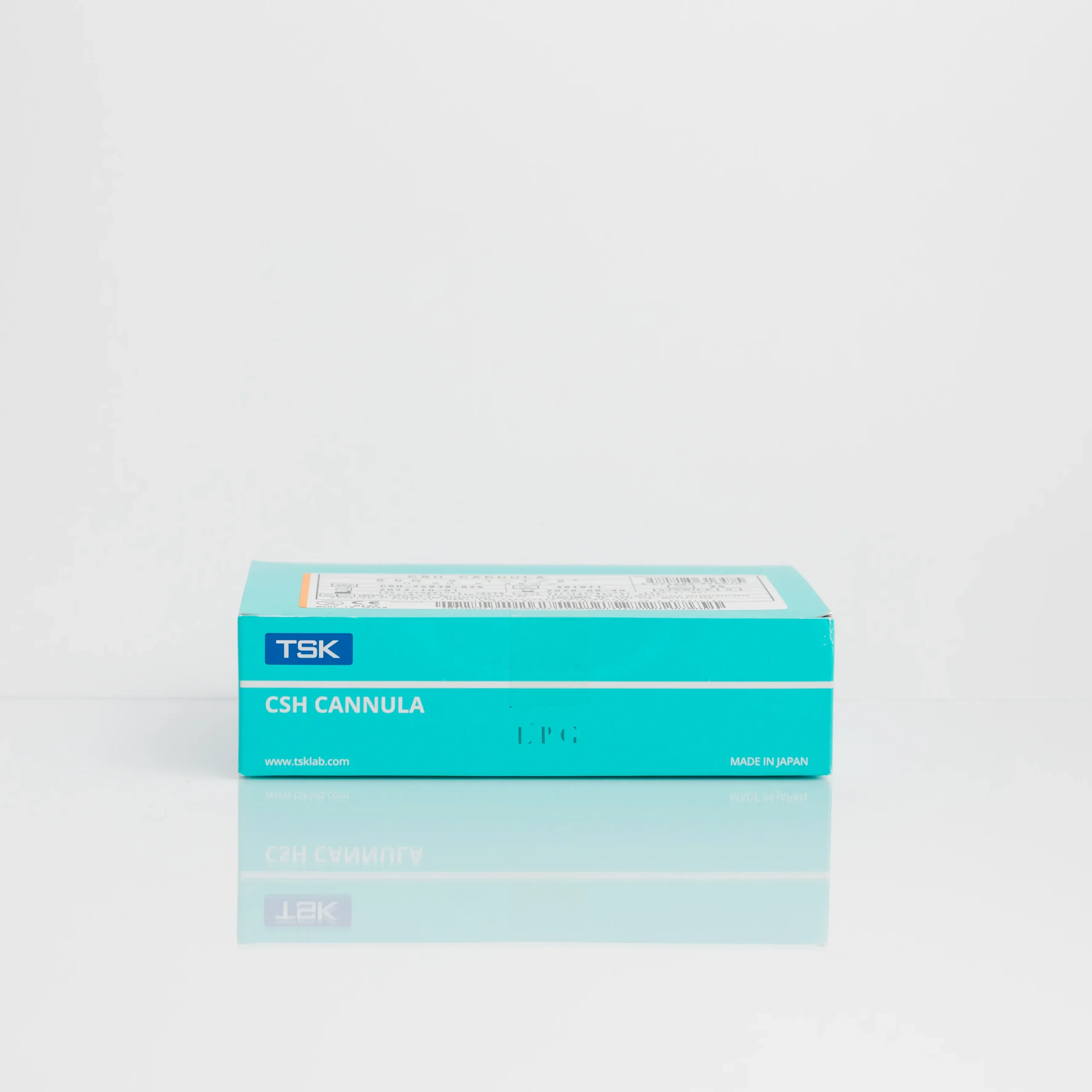 TSK CSH cannula packaging with turquoise background and white text, displaying brand and product information.